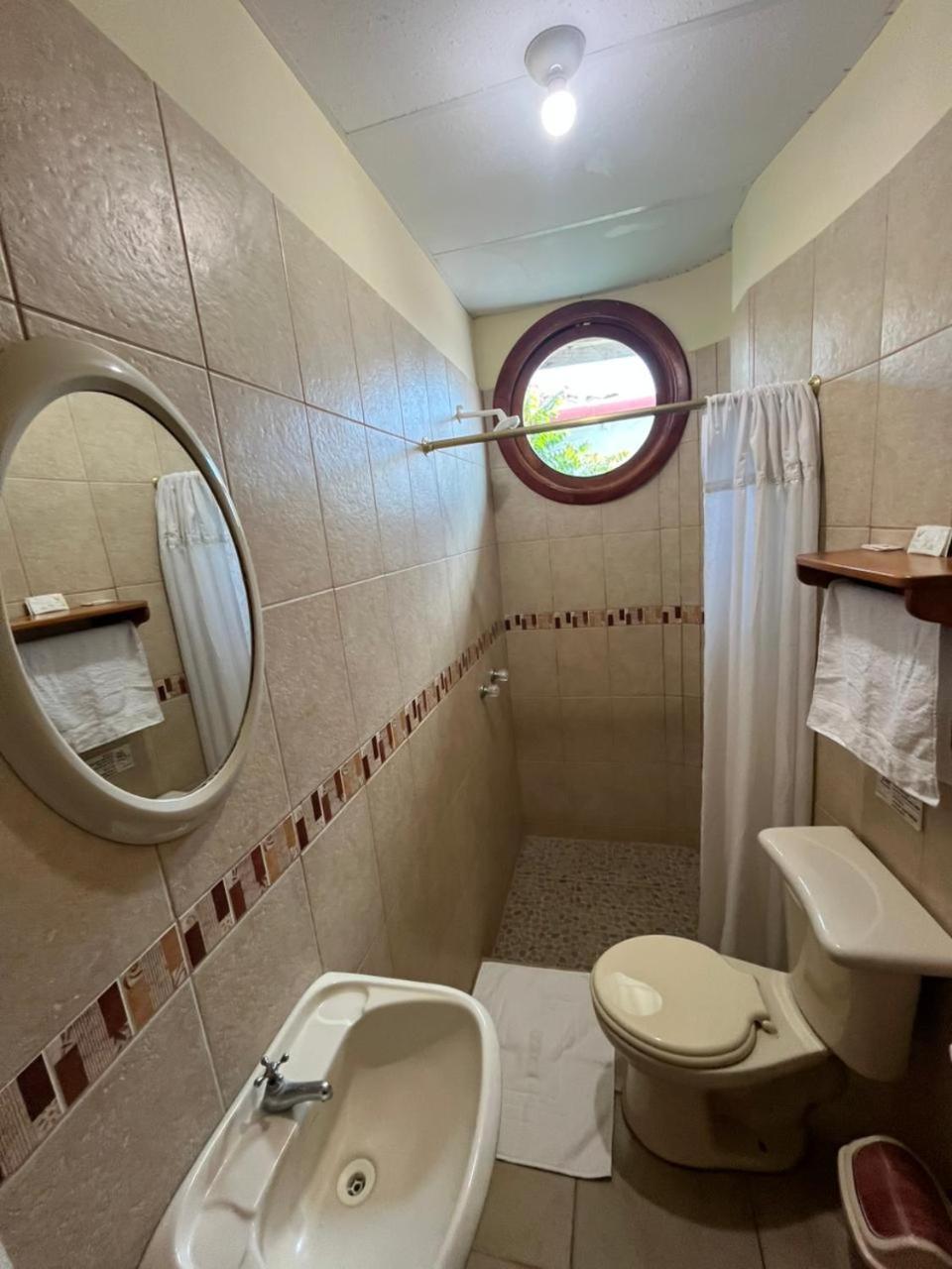 Hostal Neptuno - Poseidon Puerto Villamil Ngoại thất bức ảnh