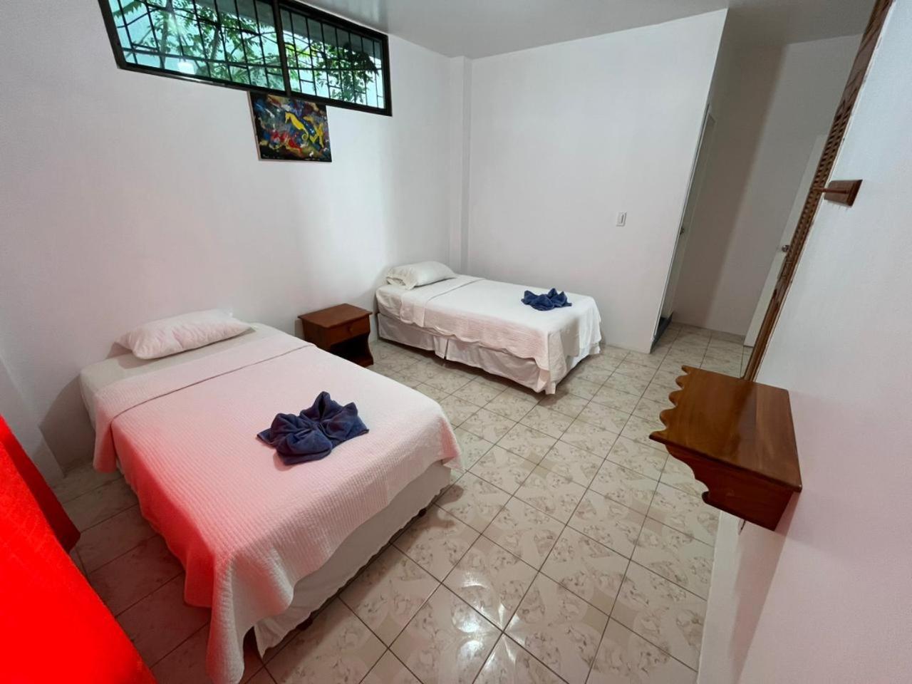 Hostal Neptuno - Poseidon Puerto Villamil Ngoại thất bức ảnh