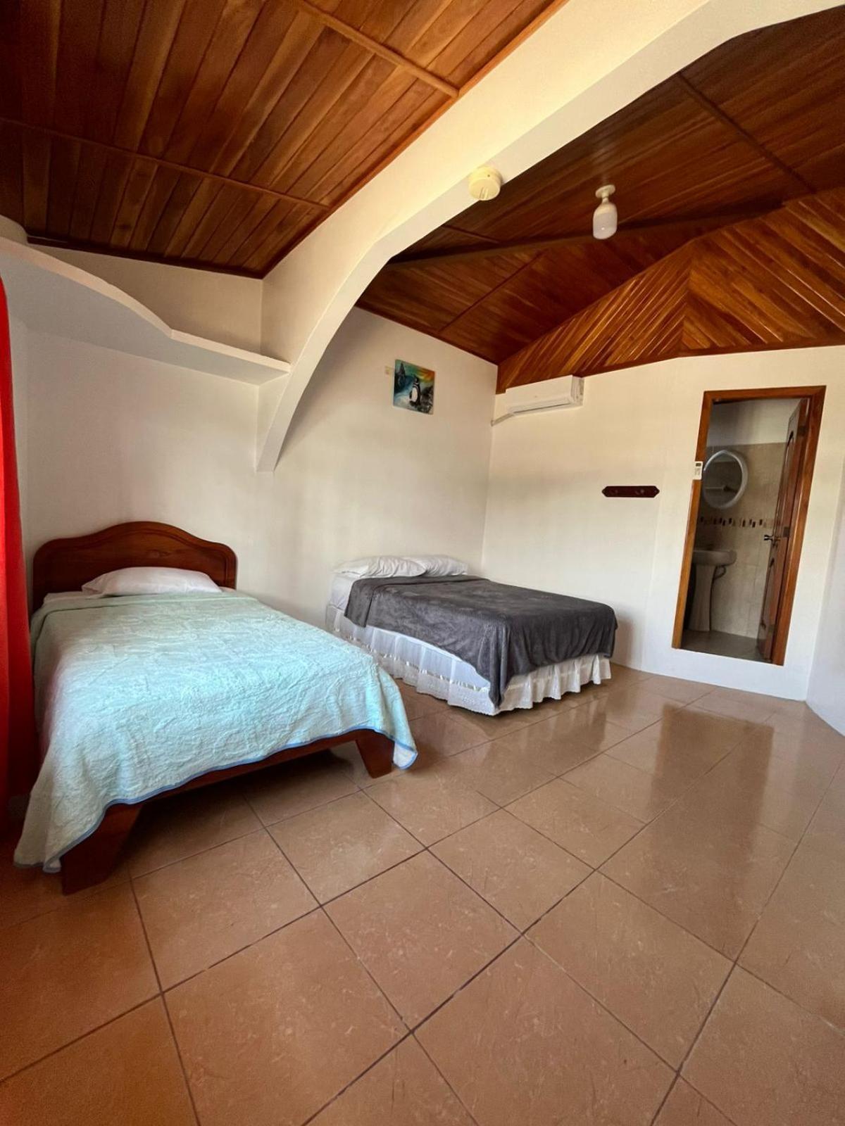 Hostal Neptuno - Poseidon Puerto Villamil Ngoại thất bức ảnh