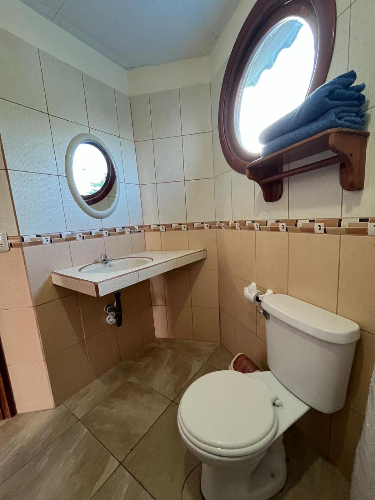 Hostal Neptuno - Poseidon Puerto Villamil Ngoại thất bức ảnh