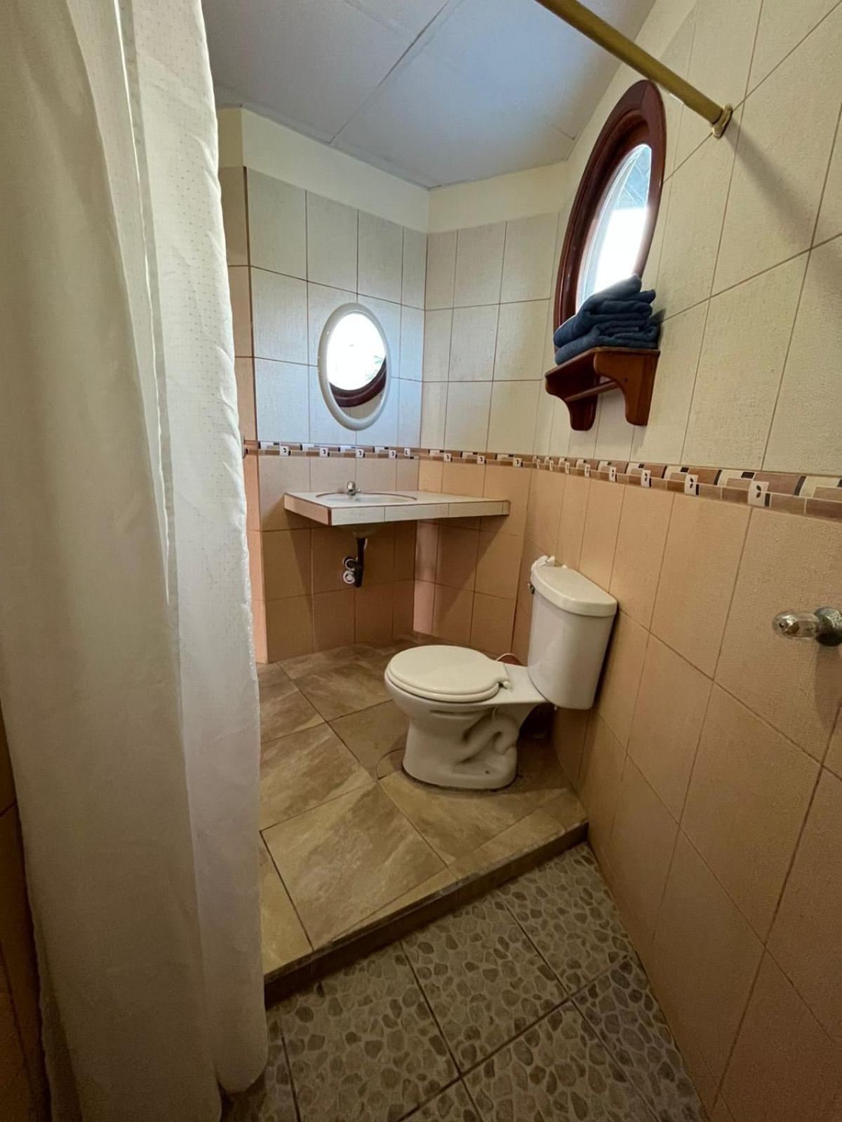 Hostal Neptuno - Poseidon Puerto Villamil Ngoại thất bức ảnh