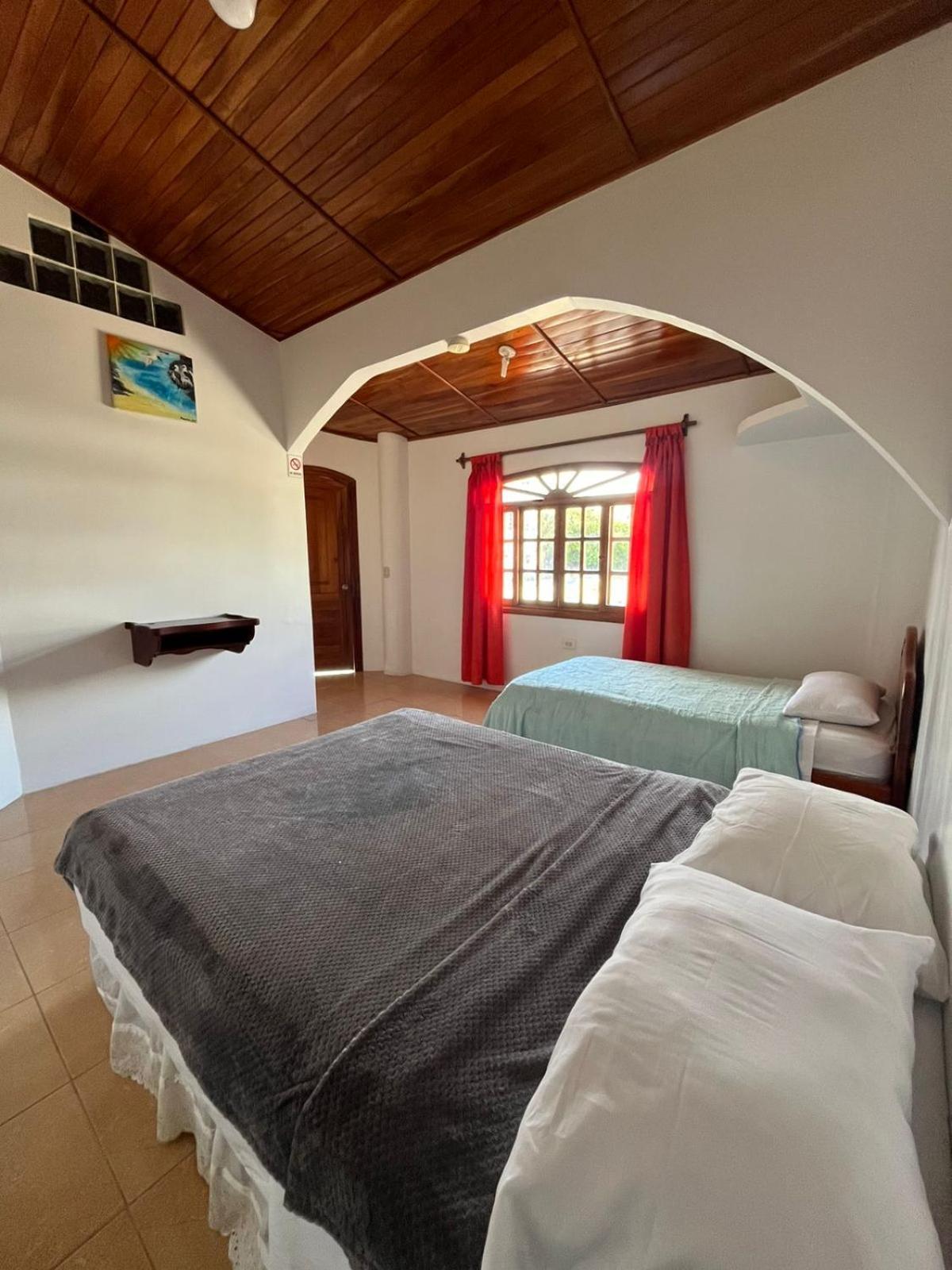 Hostal Neptuno - Poseidon Puerto Villamil Ngoại thất bức ảnh
