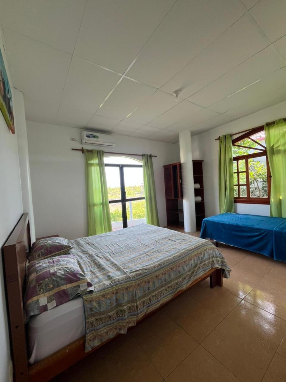 Hostal Neptuno - Poseidon Puerto Villamil Ngoại thất bức ảnh